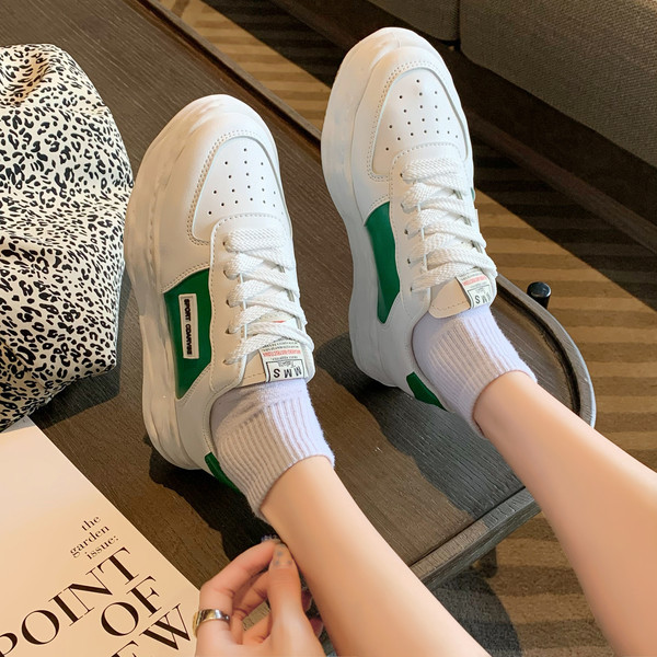 Sieviešu ikdienas kedas ar plakanām zolēm un mežģīnēm, kas piemērotas vasarai