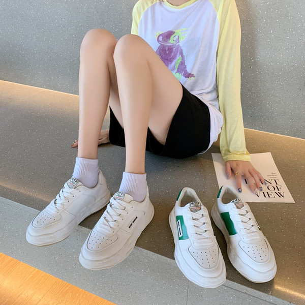 Sieviešu ikdienas kedas ar plakanām zolēm un mežģīnēm, kas piemērotas vasarai