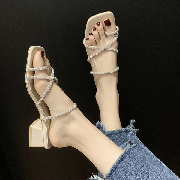 Sieviešu ikdienas čības ar zemu biezu papēdi un dekorācijas akmeņiem