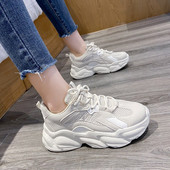 Sieviešu kedas ar raupju zoli un šņorēm baltas krāsās