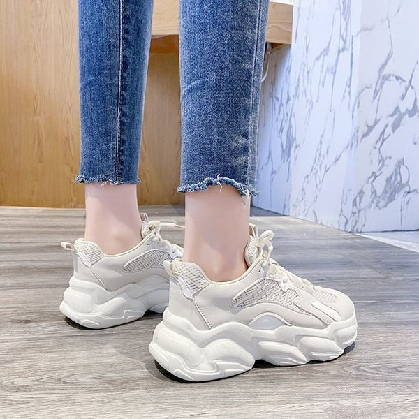 Sieviešu kedas ar raupju zoli un šņorēm baltas krāsās