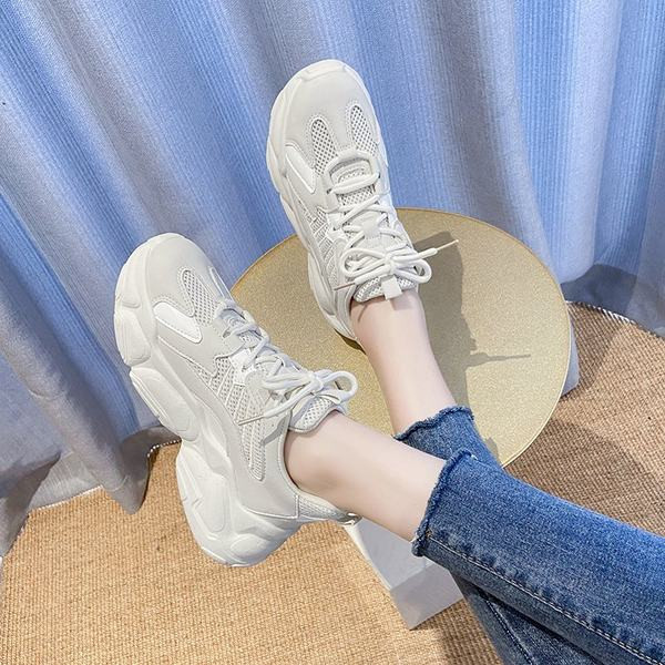 Sieviešu kedas ar raupju zoli un šņorēm baltas krāsās