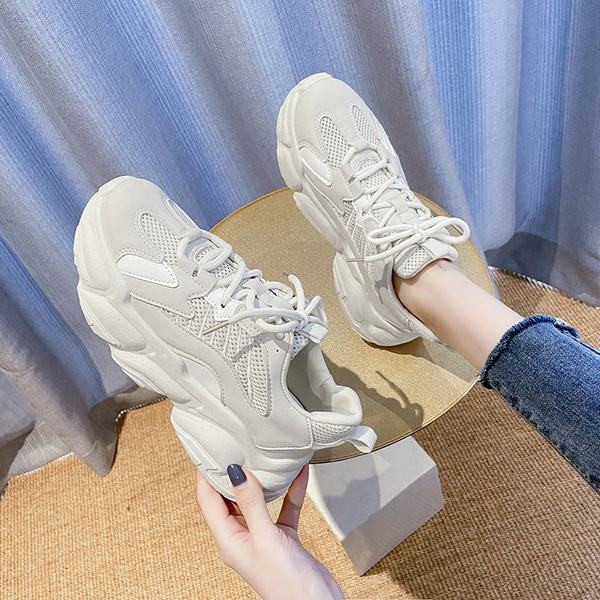 Sieviešu kedas ar raupju zoli un šņorēm baltas krāsās