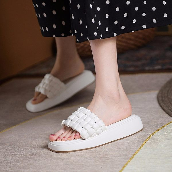 Modernas sieviešu čības ar biezām zolēm