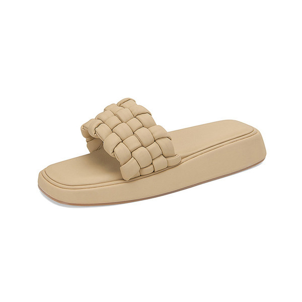 Modernas sieviešu čības ar biezām zolēm