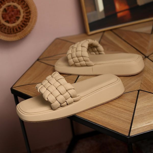 Modernas sieviešu čības ar biezām zolēm