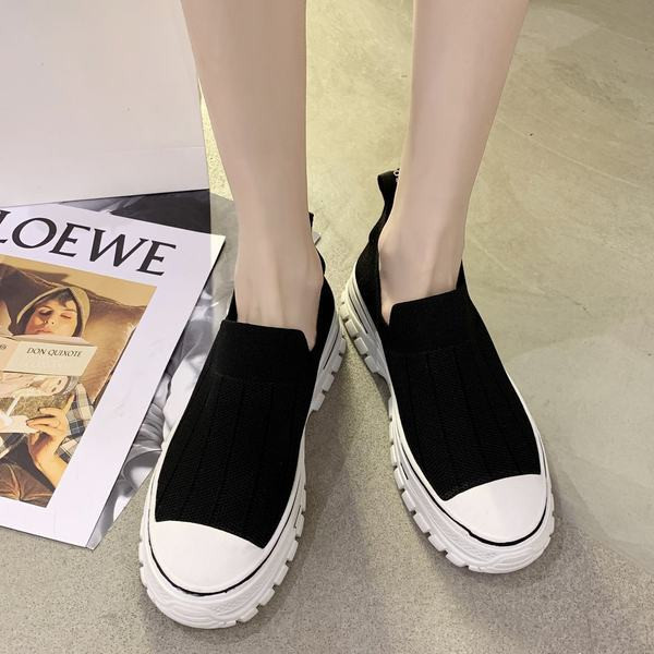 Sieviešu kedas divās krāsās ar plakanu zoli