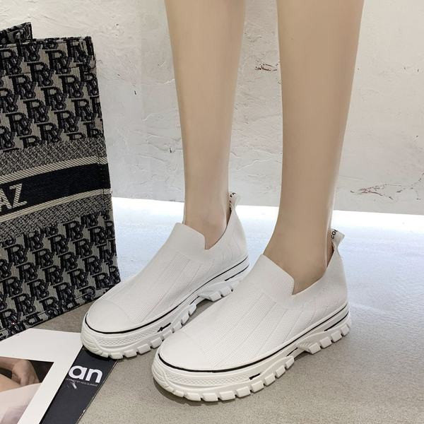 Sieviešu kedas divās krāsās ar plakanu zoli