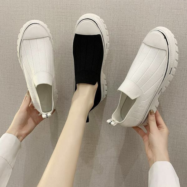 Sieviešu kedas divās krāsās ar plakanu zoli