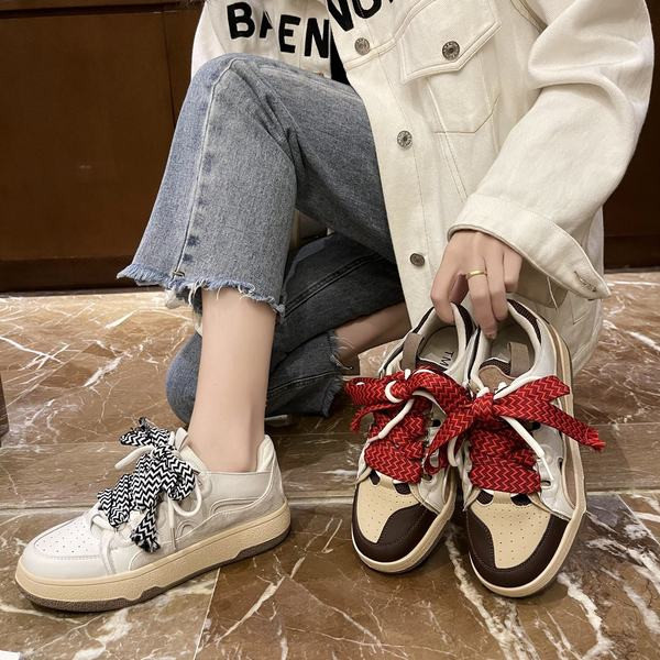 Ikdienas sieviešu kedas ar mežģīnēm divās krāsās piemērotas vasarai