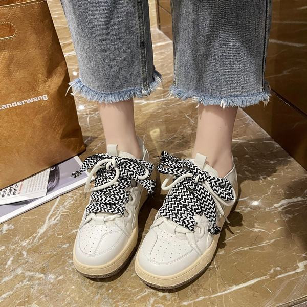 Ikdienas sieviešu kedas ar mežģīnēm divās krāsās piemērotas vasarai