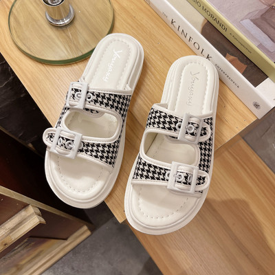 Ikdienas sieviešu čības ar sprādzi un plakanu zoli