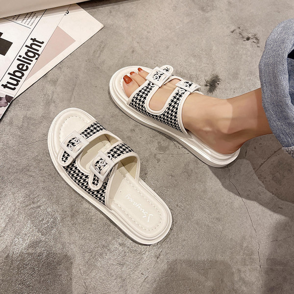 Ikdienas sieviešu čības ar sprādzi un plakanu zoli