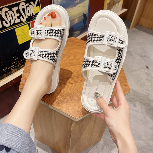 Ikdienas sieviešu čības ar sprādzi un plakanu zoli