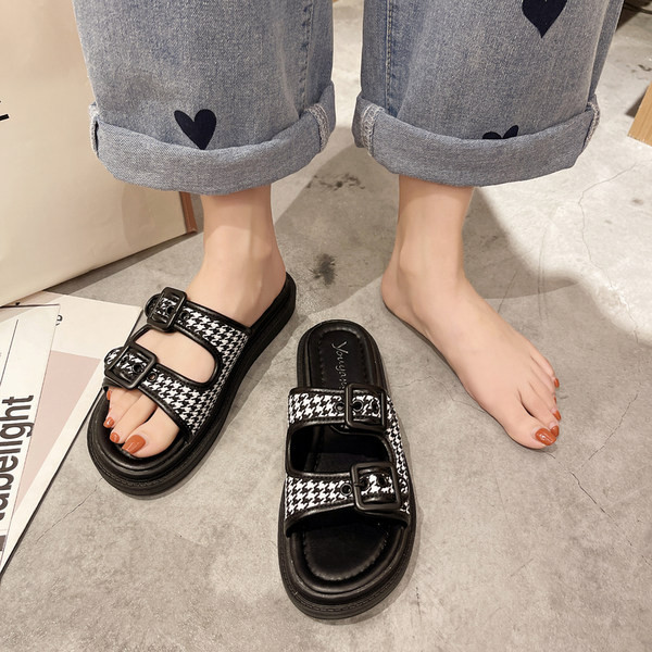 Ikdienas sieviešu čības ar sprādzi un plakanu zoli