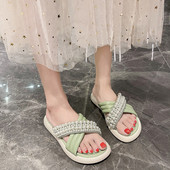 Ikdienas sieviešu čības ar pērlēm un plakanu zoli baltā un zaļā krāsā