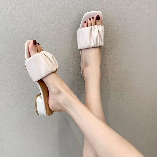 Vienkārša modeļa sieviešu čības no satīna