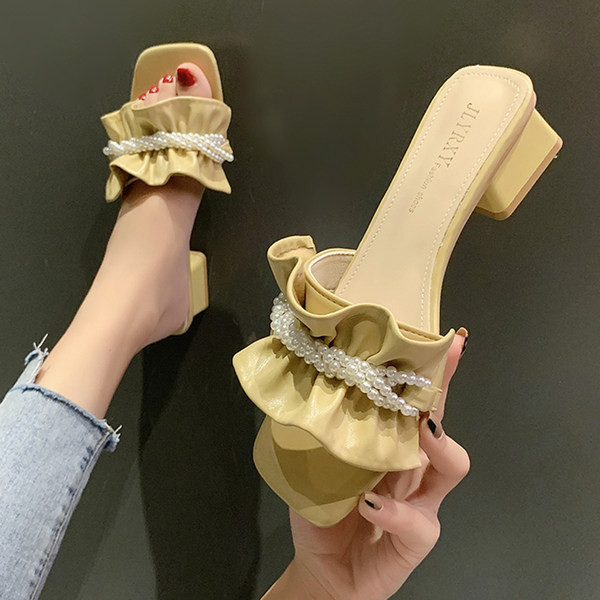 Modernas čības no eko ādas ar cirtām un pērlēm