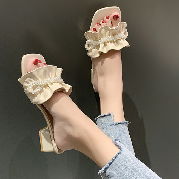 Modernas čības no eko ādas ar cirtām un pērlēm