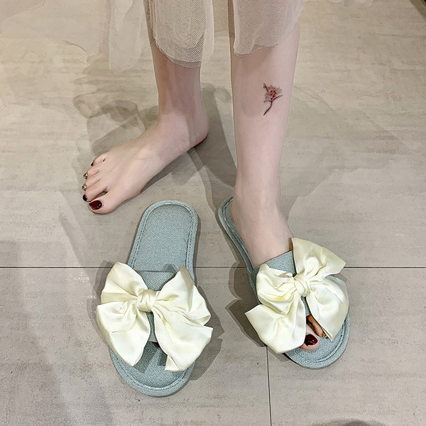 Ikdienas sieviešu čības ar plakanu zoli un satīna lenti