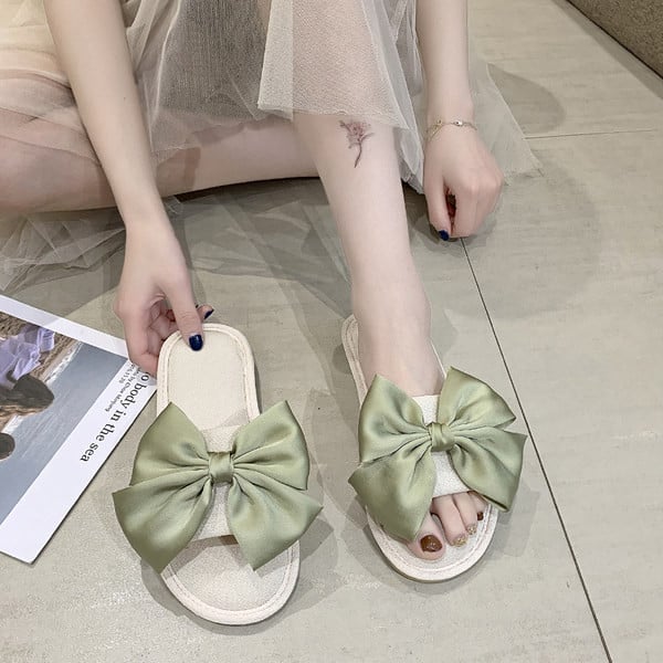 Ikdienas sieviešu čības ar plakanu zoli un satīna lenti