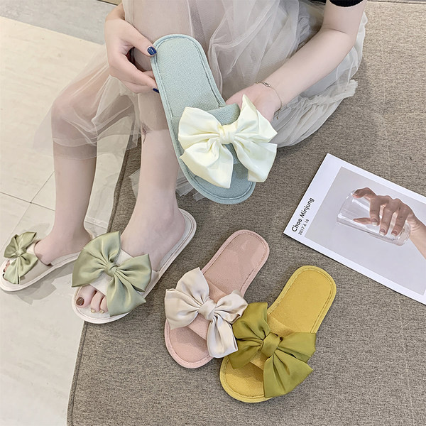 Ikdienas sieviešu čības ar plakanu zoli un satīna lenti