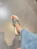 Ikdienas sieviešu plakanas čības ar ādas siksniņu