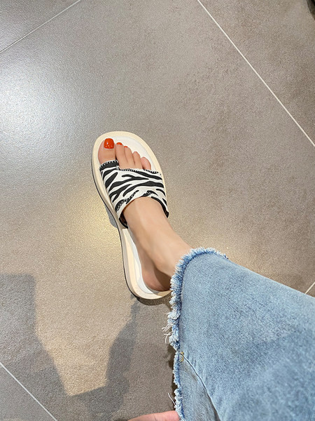 Ikdienas sieviešu plakanas čības ar ādas siksniņu