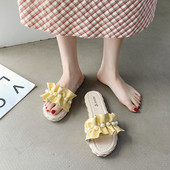 Sieviešu čības ar cirtām un pērlēm uz plakanas zoles