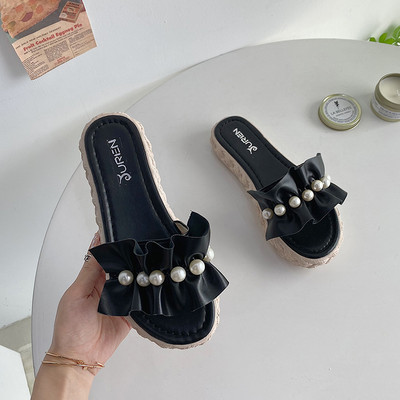 Sieviešu čības ar cirtām un pērlēm uz plakanas zoles