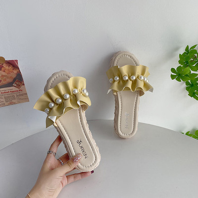 Sieviešu čības ar cirtām un pērlēm uz plakanas zoles