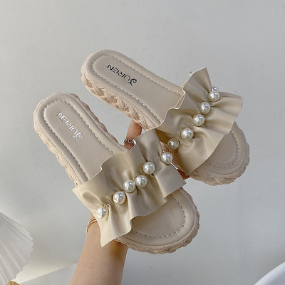 Sieviešu čības ar cirtām un pērlēm uz plakanas zoles