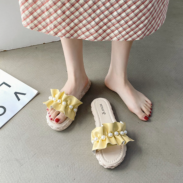 Sieviešu čības ar cirtām un pērlēm uz plakanas zoles