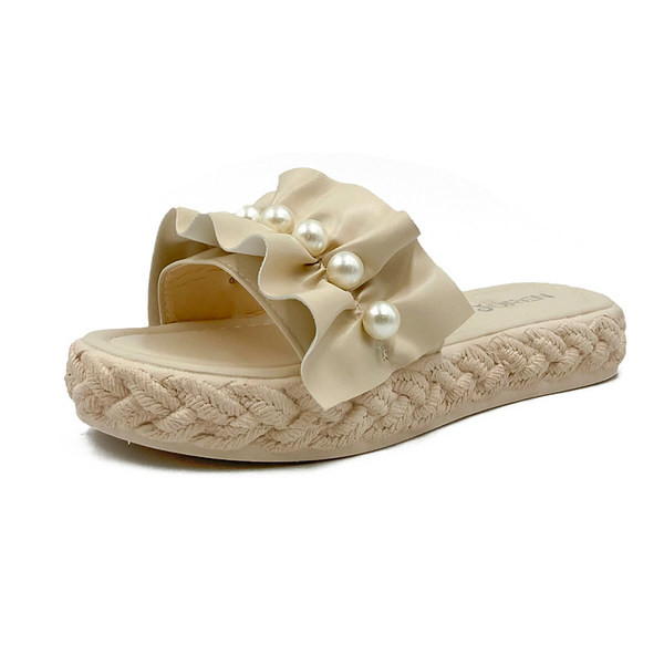 Sieviešu čības ar cirtām un pērlēm uz plakanas zoles