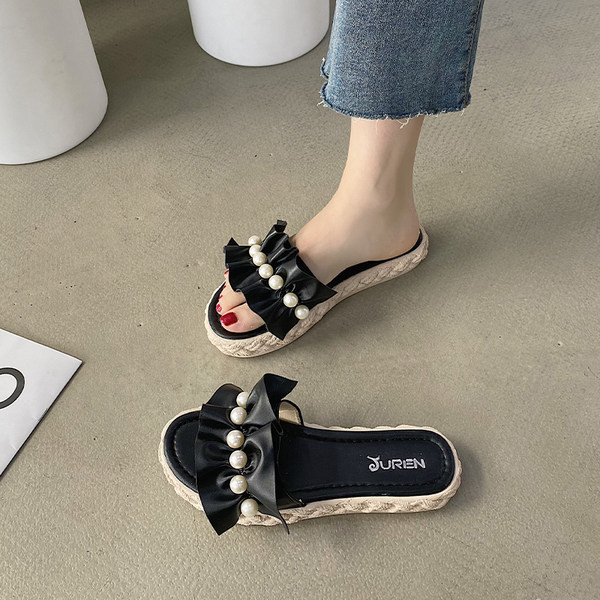 Sieviešu čības ar cirtām un pērlēm uz plakanas zoles