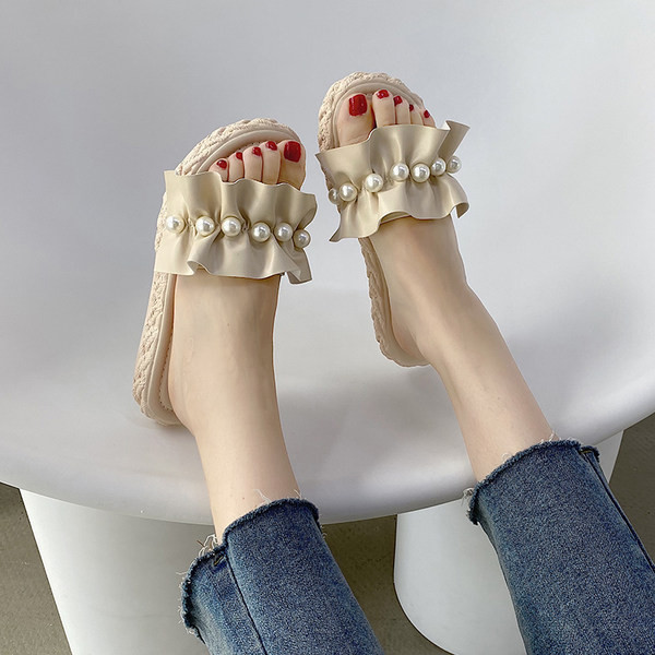 Sieviešu čības ar cirtām un pērlēm uz plakanas zoles