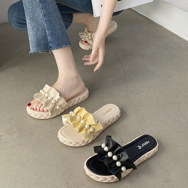 Sieviešu čības ar cirtām un pērlēm uz plakanas zoles