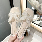 Sieviešu čības ar plakanu zoli un pērlēm