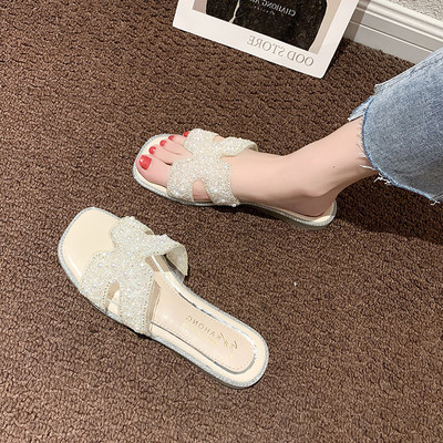 Sieviešu čības ar plakanu zoli un pērlēm