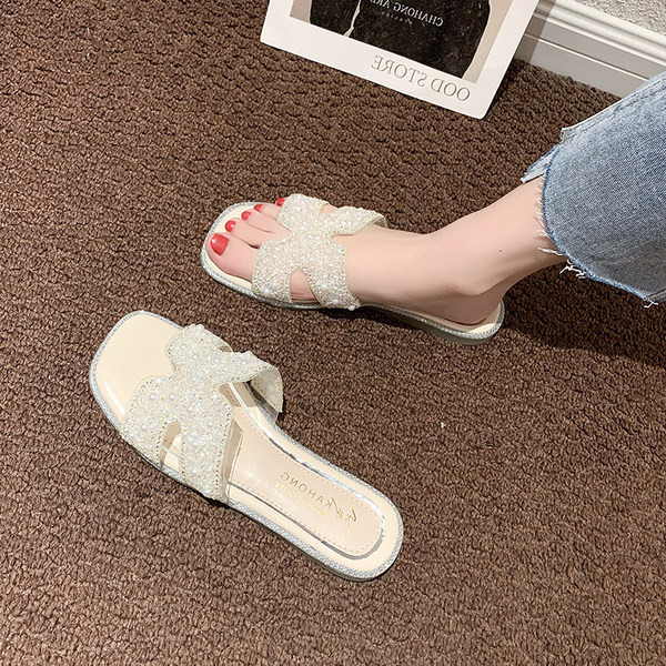 Sieviešu čības ar plakanu zoli un pērlēm