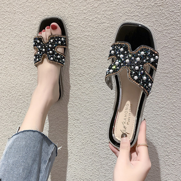 Sieviešu čības ar plakanu zoli un pērlēm