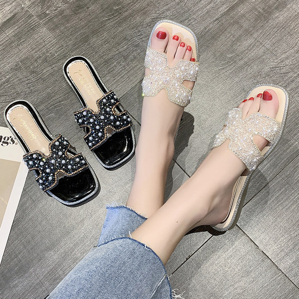 Sieviešu čības ar plakanu zoli un pērlēm