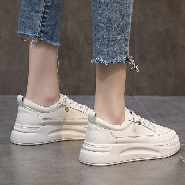 Sieviešu kedas baltas ar uzrakstu