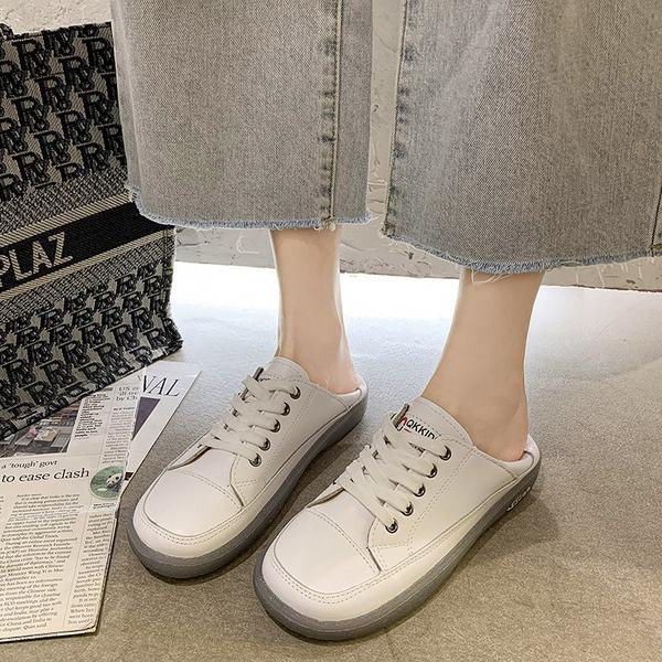 Sieviešu kedas ar mežģīnēm piemērotas vasarai