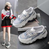 Sieviešu kedas ar mežģīnēm divās krāsās un rupju zoli