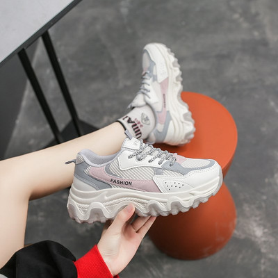 Sieviešu kedas ar mežģīnēm divās krāsās un rupju zoli