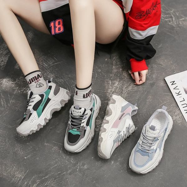 Sieviešu kedas ar mežģīnēm divās krāsās un rupju zoli