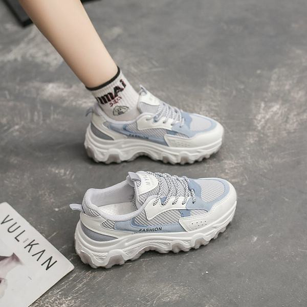 Sieviešu kedas ar mežģīnēm divās krāsās un rupju zoli