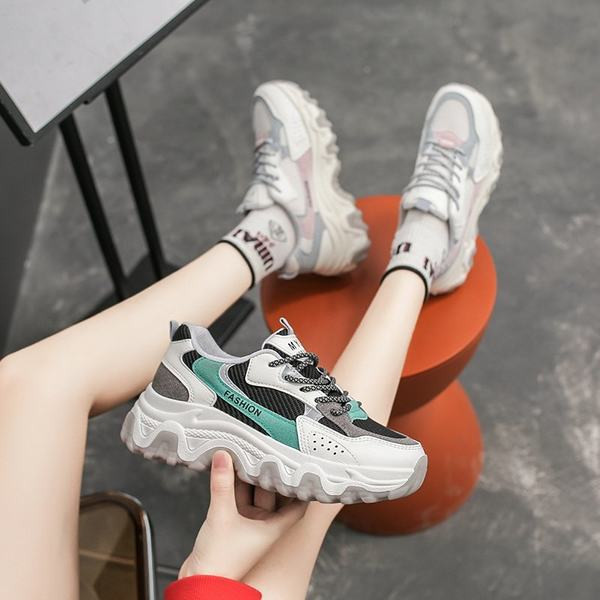 Sieviešu kedas ar mežģīnēm divās krāsās un rupju zoli