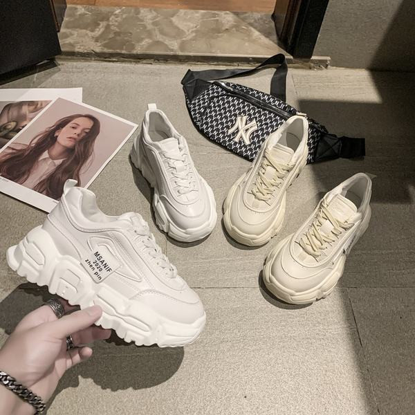 Sieviešu apavi ar šņorēm un augstām zolēm divās krāsās